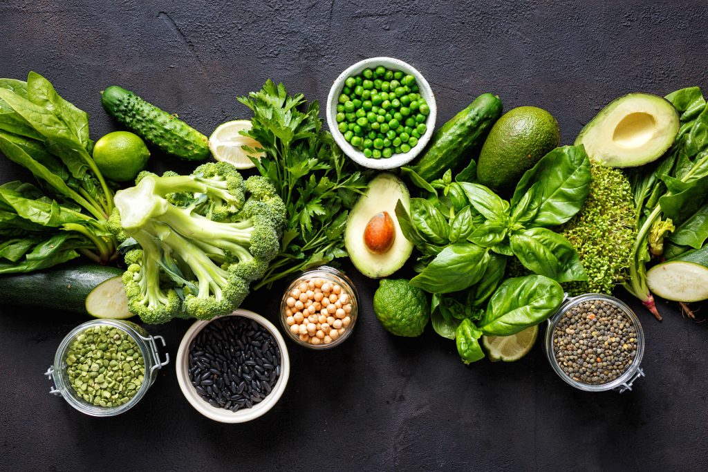Grünes Gemüse Blattspinat, Broccoli, Avocado, Zucchini, Gurken und Linsen